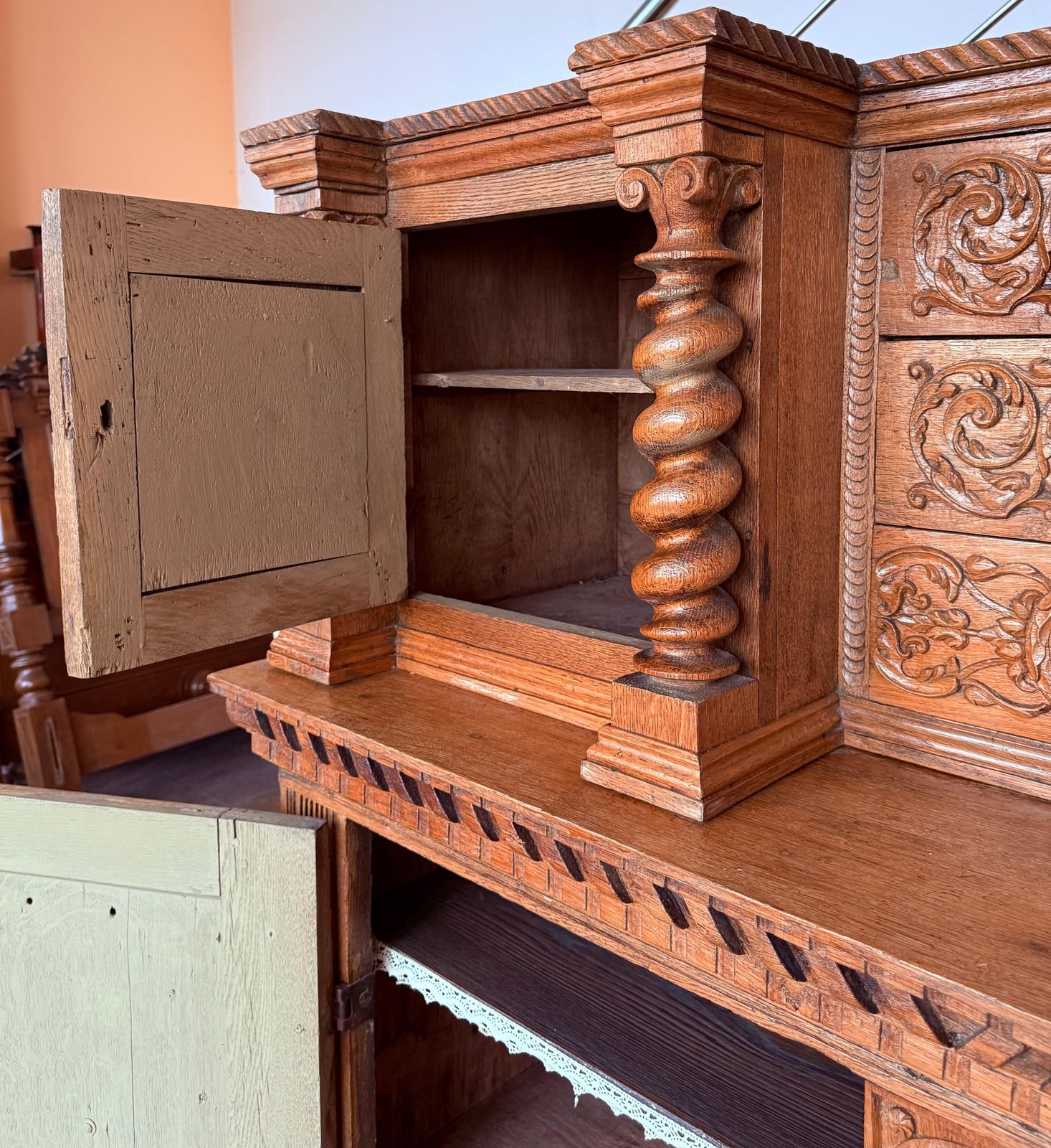 photo for sale Cabinet hollandais vintage sculpté à la main, style boho