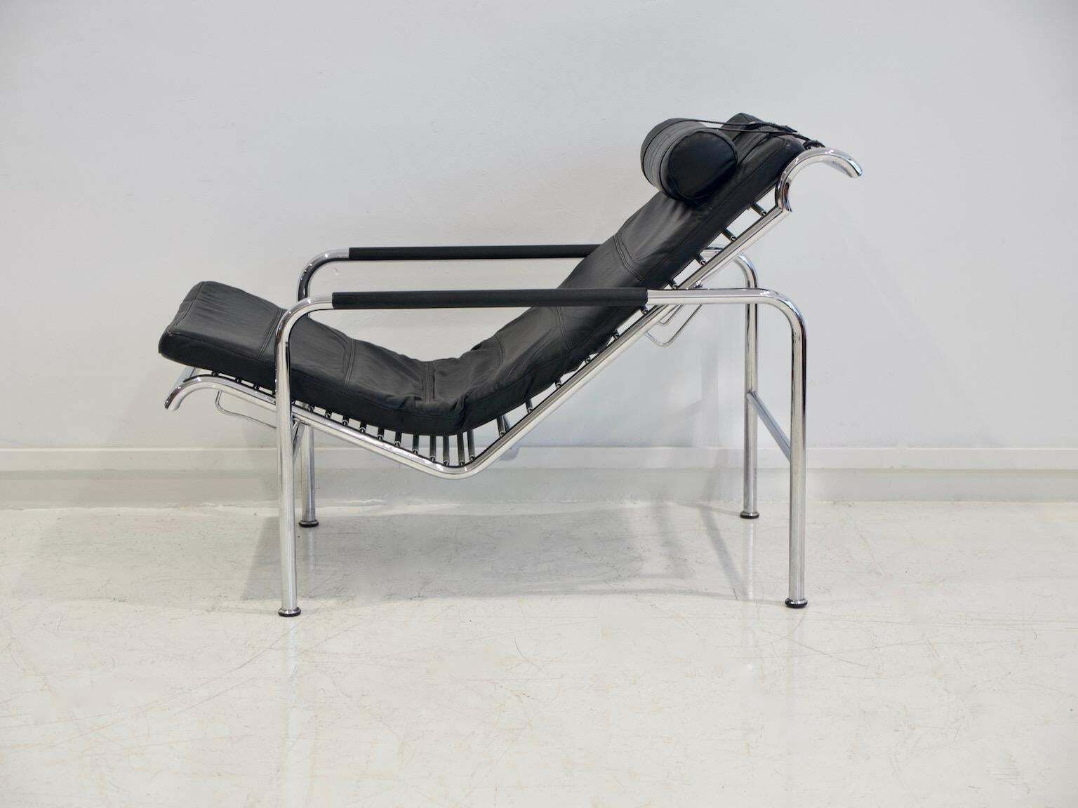 photo furniture Black Leather Lounge Chair With Ottoman By Gabriele Mucchi For Zanotta