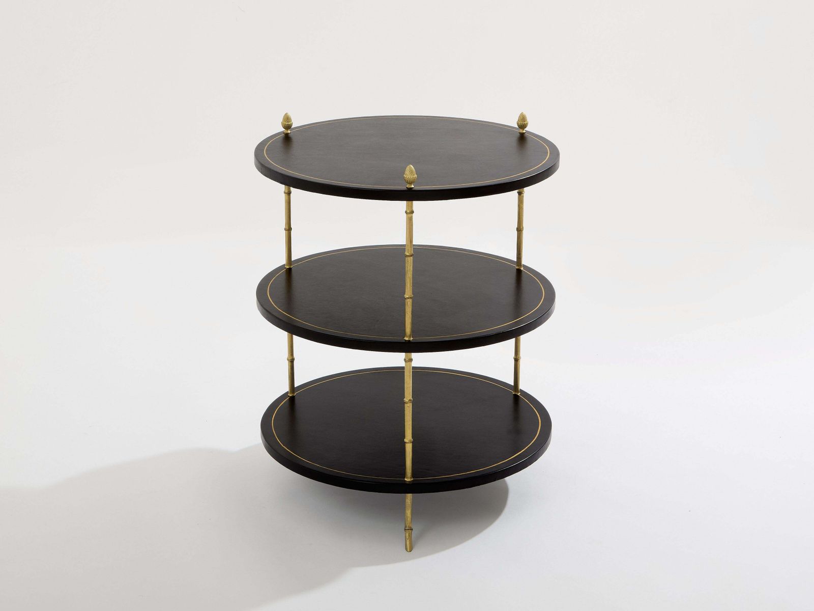 Table guéridon à trois plateaux Maison Jansen en bronze et cuir noir, années 1970 photo Mobilier