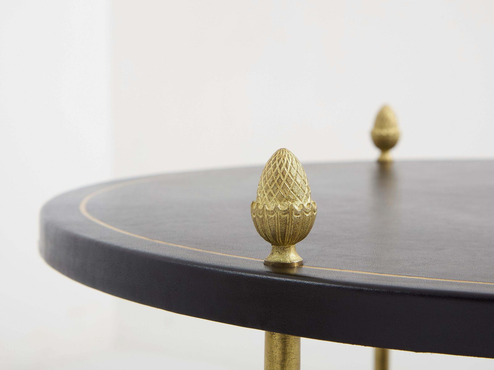 Table guéridon à trois plateaux Maison Jansen en bronze et cuir noir, années 1970 photo buy