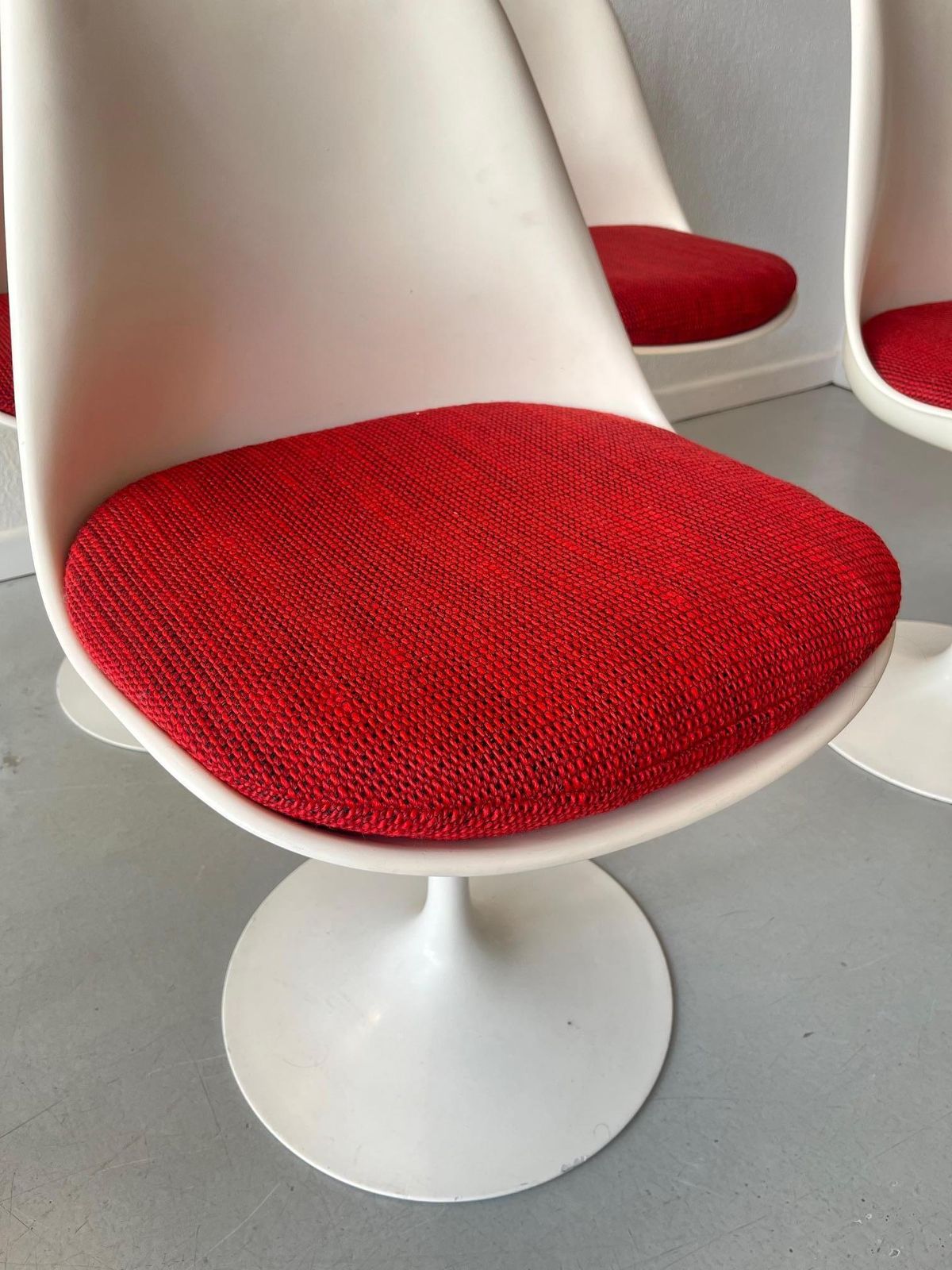 Set Of 6 Tulip Chairs By Eero Saarinen Produced By Knoll International Ca. 1970 photo vintage