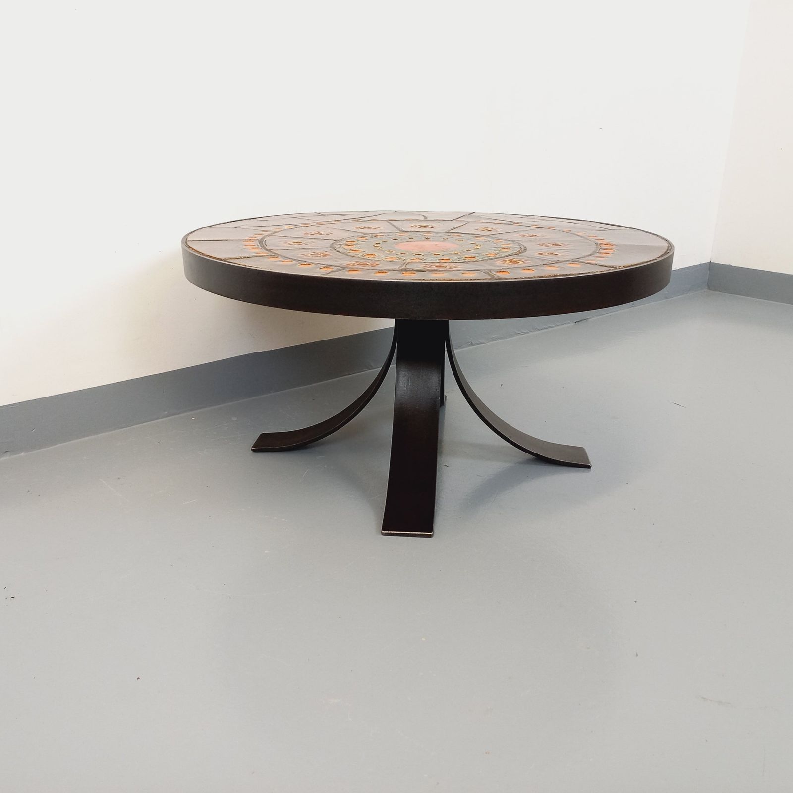 photo vintage Raymond Corroyez Round Coffee Table In Ceramic And Steel