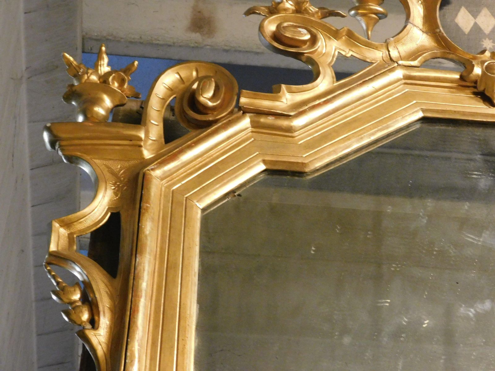 photo vinterior Large Gilded Wooden Mirror With Carved Top Centered By A Coat Of Arms, Italy