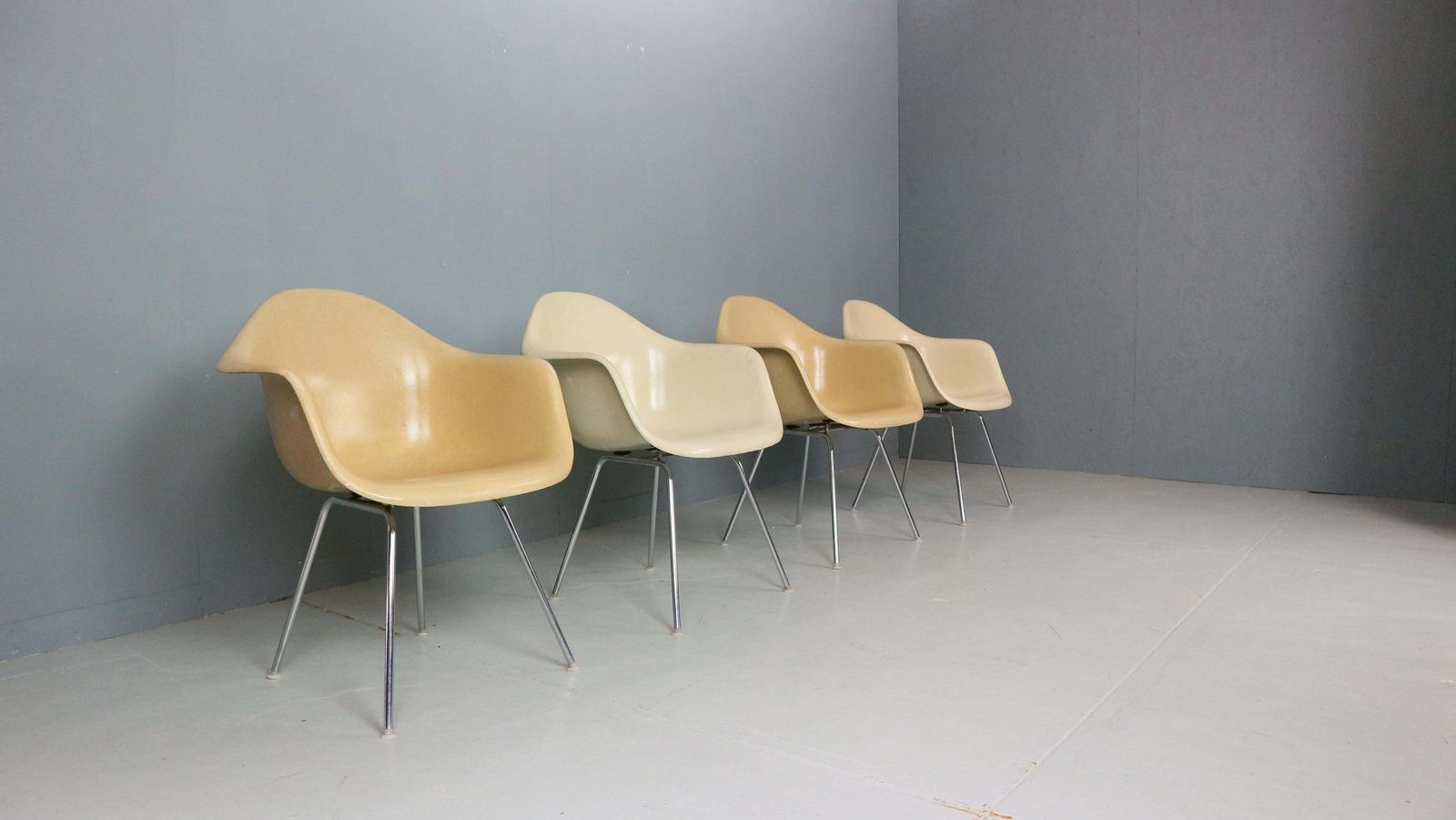 Charles & Ray Eames Set Of 4 Off White "H Base" Chairs For Herman Miller, 1960 photo Furniture