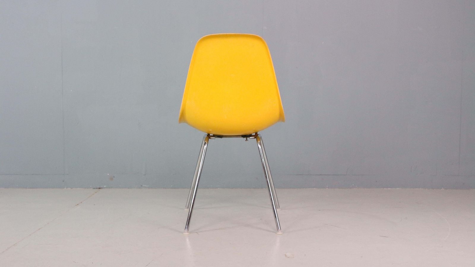 photo vinterior Charles & Ray Eames Set Of 4 Yellow "H Base" Chairs For Herman Miller, 1960