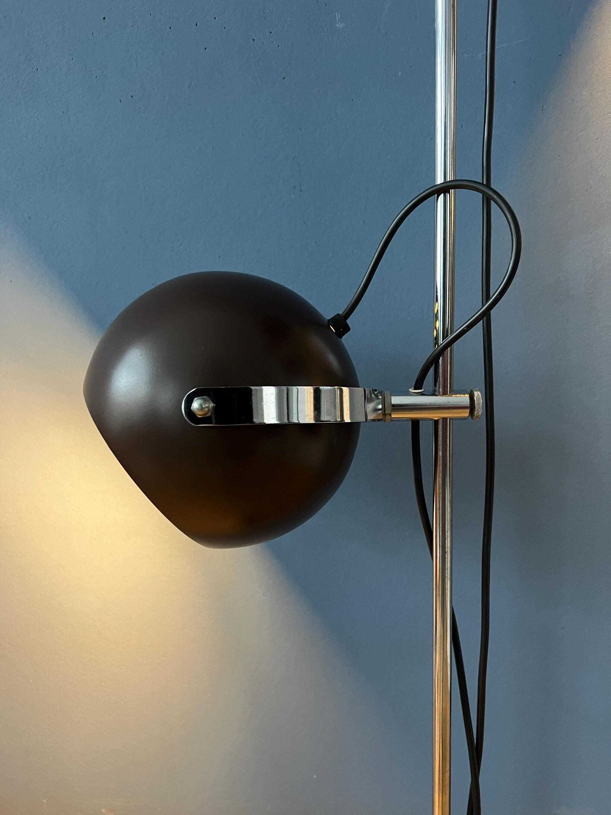 Bruine Mid Century Space Age Eyeball Vloerlamp photo 521.0