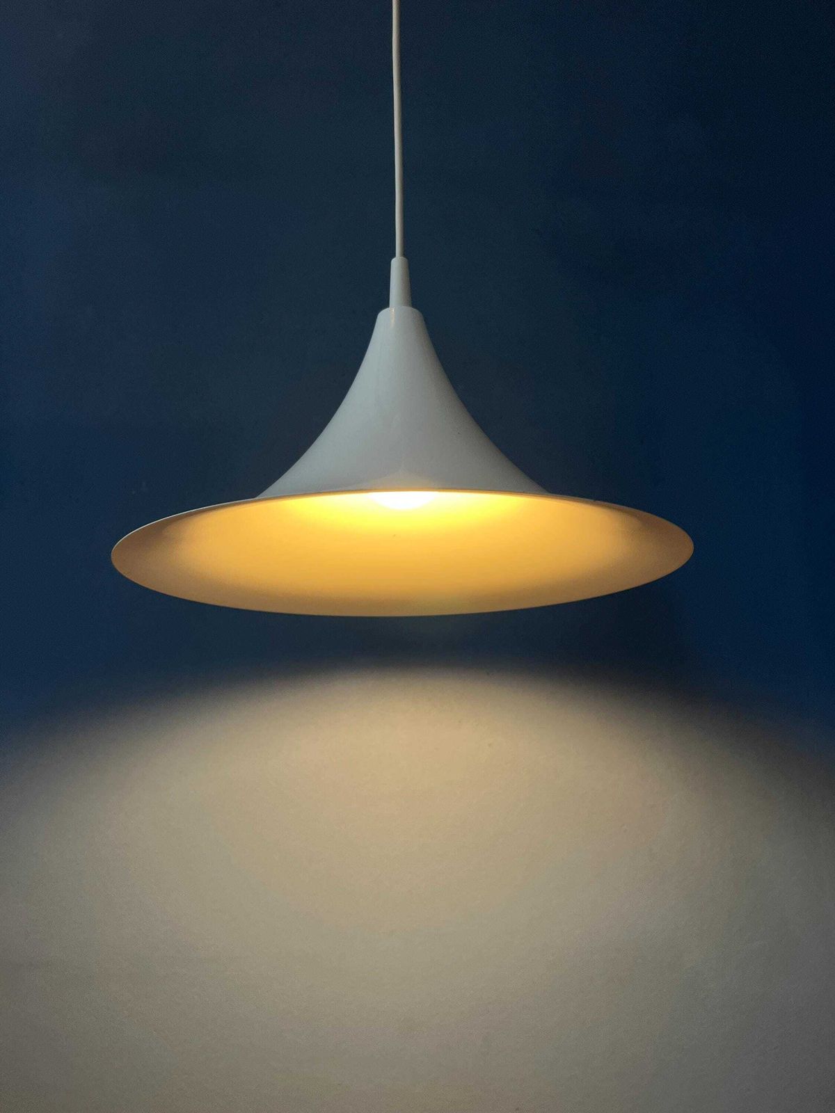 Vintage Witteglanzende Space Age Heksenhoed Hanglamp photo Verlichting