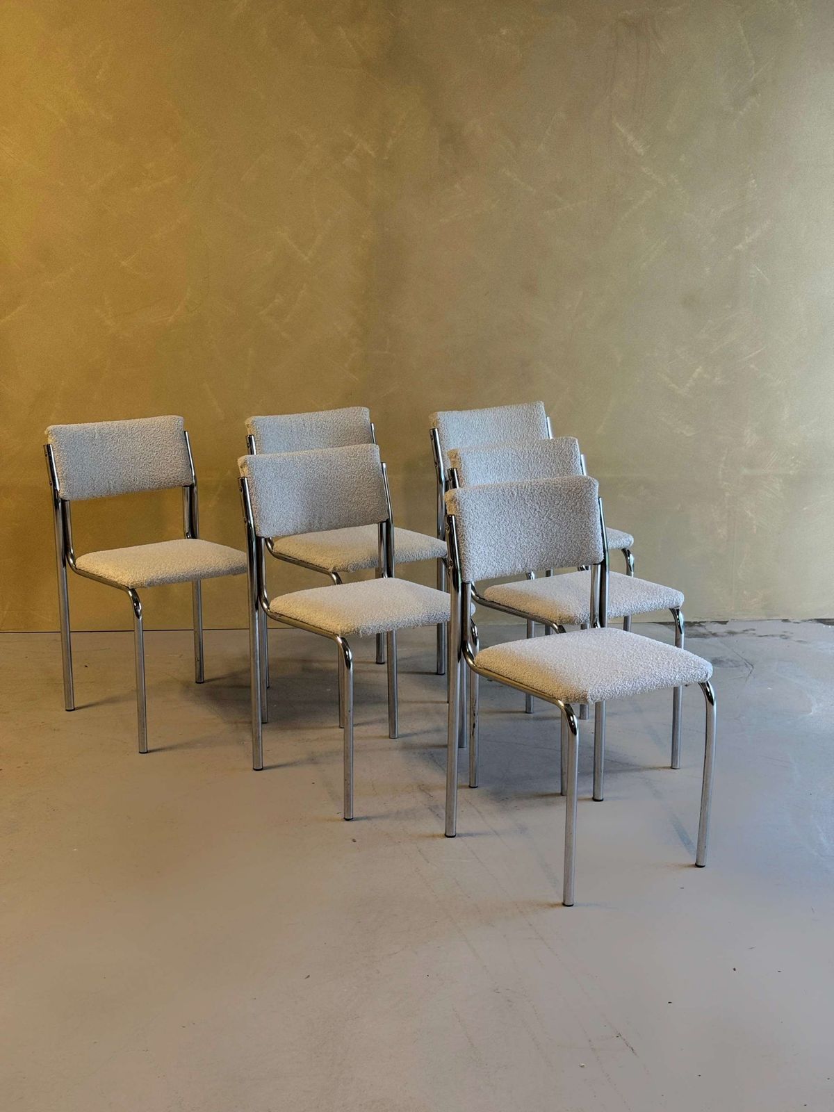 Set Van 6 Chromen Eetkamerstoelen Met Bouclébekleding photo furniture