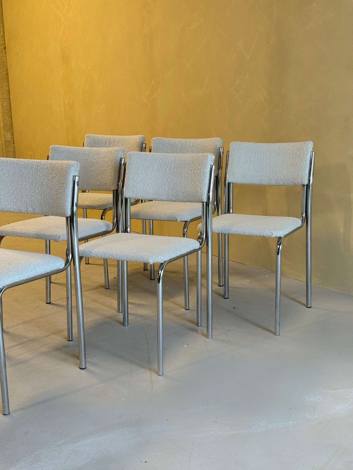 Set Van 6 Chromen Eetkamerstoelen Met Bouclébekleding photo Meubels