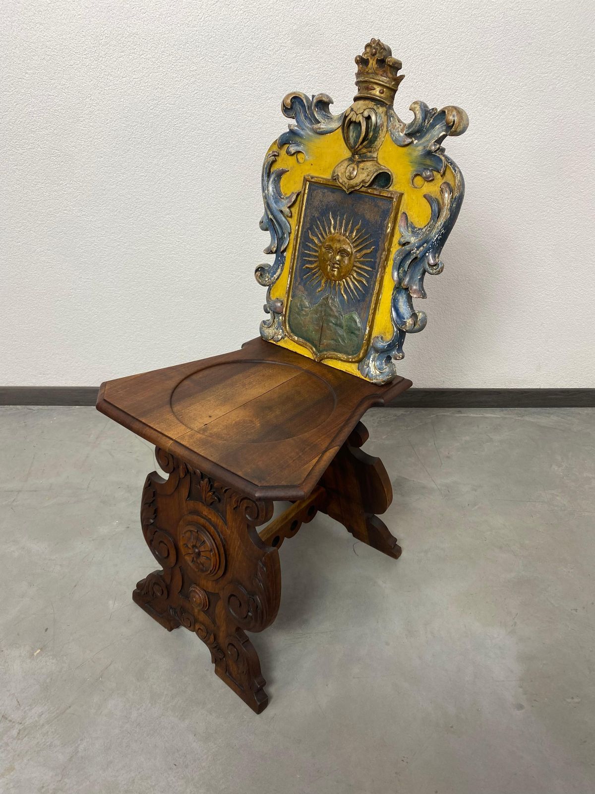 Renaissance Chair With Heraldic Emblems Of The Szontágh De Igló Et Zabar Family photo for sale