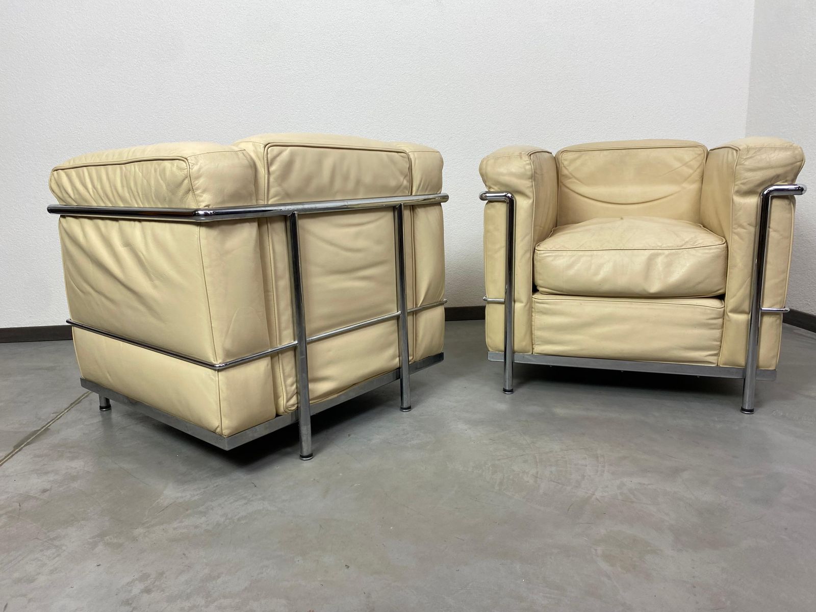 White Leather Club Chairs Lc2 By Le Corbusier For Cassina photo Furniture