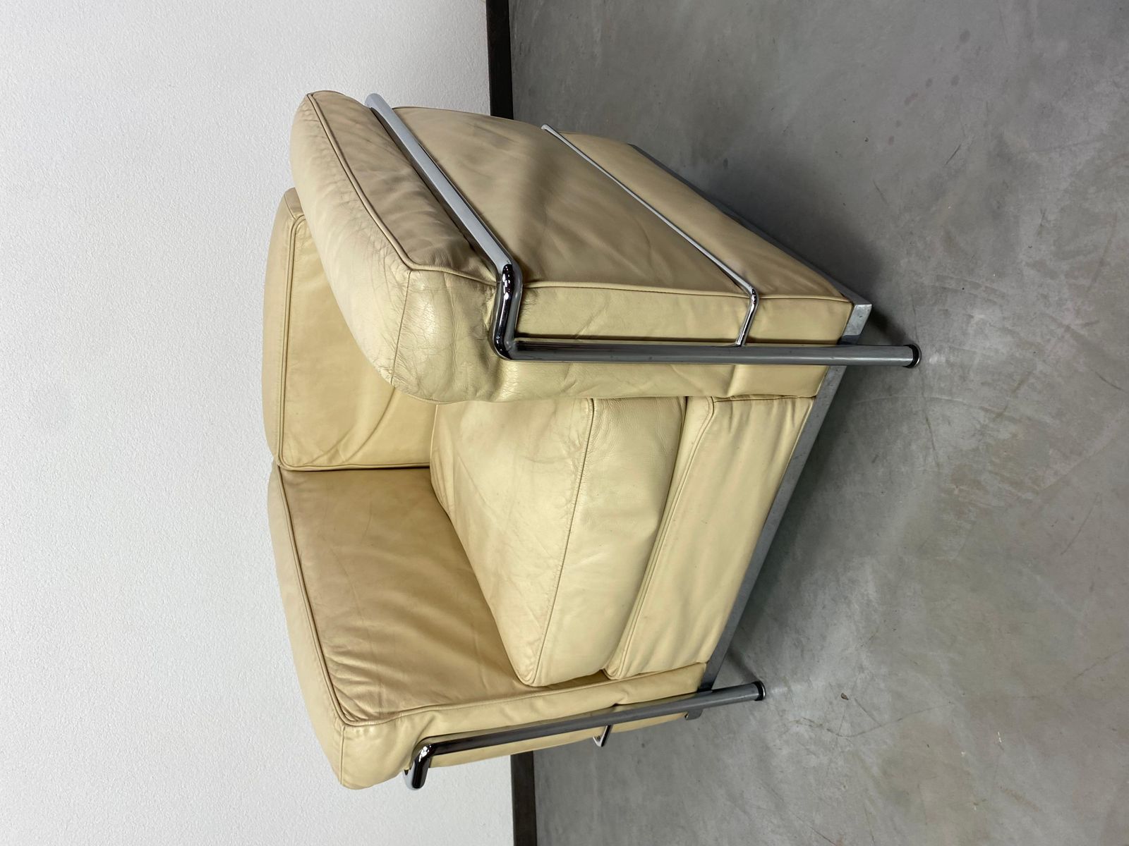 White Leather Club Chairs Lc2 By Le Corbusier For Cassina photo 6671.0