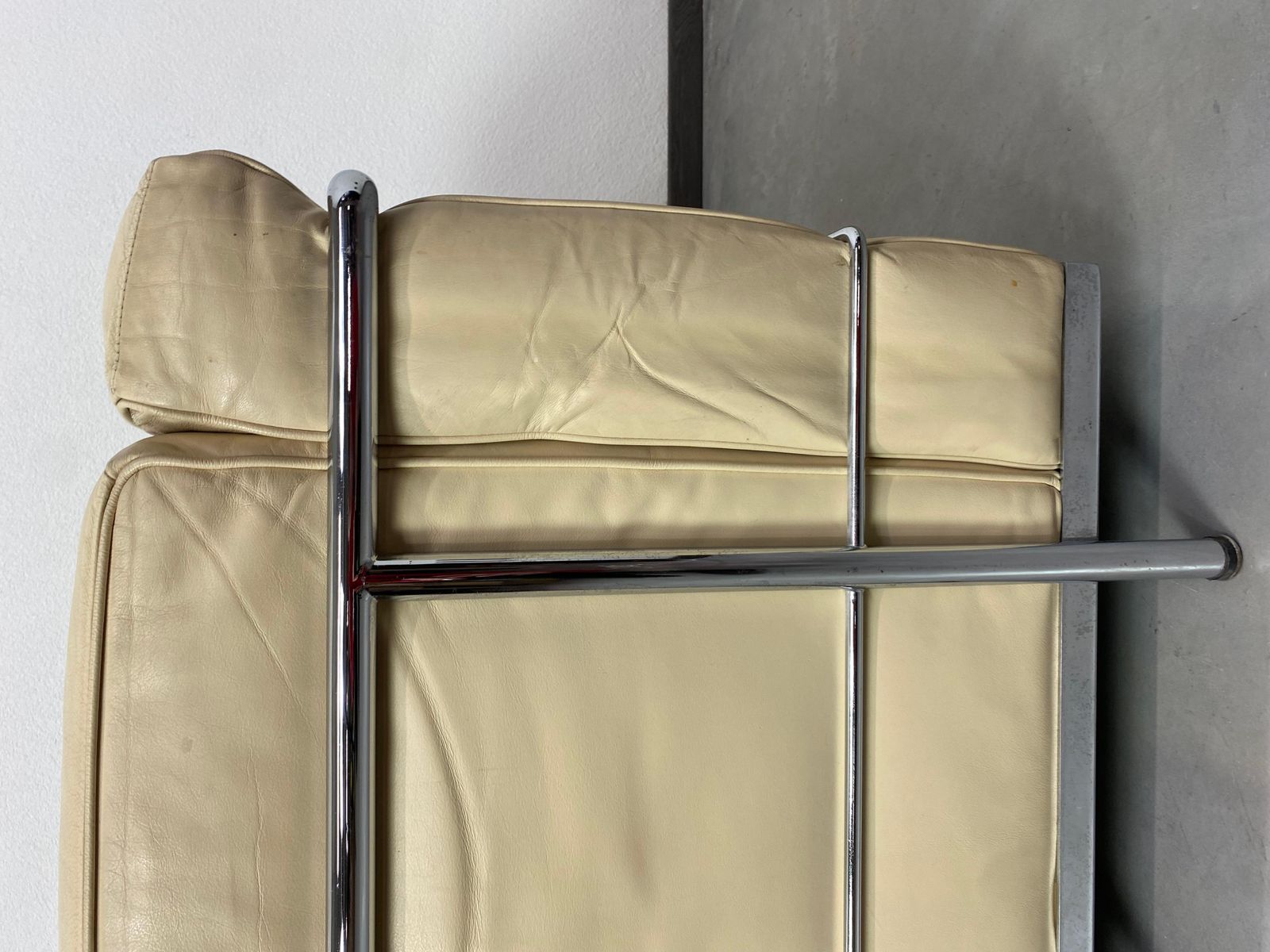 6671.0 White Leather Club Chairs Lc2 By Le Corbusier For Cassina photo