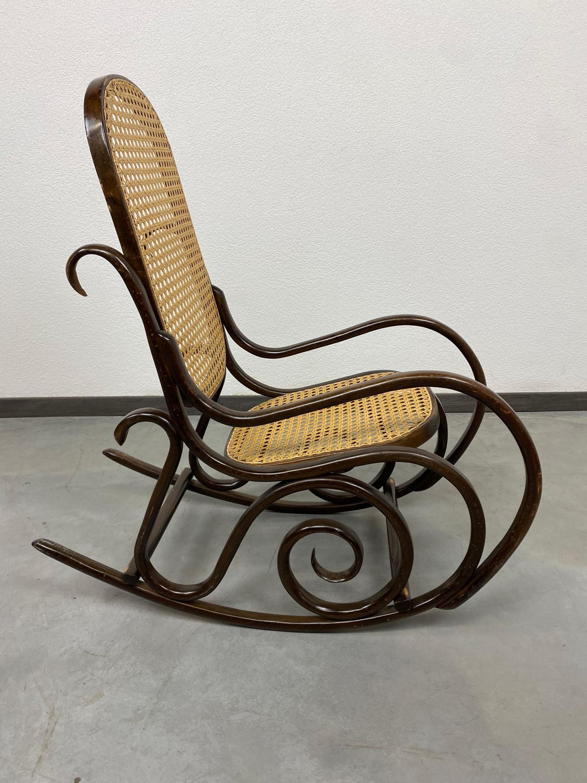 Small Thonet Rocking Chair No.10 For Children photo Furniture