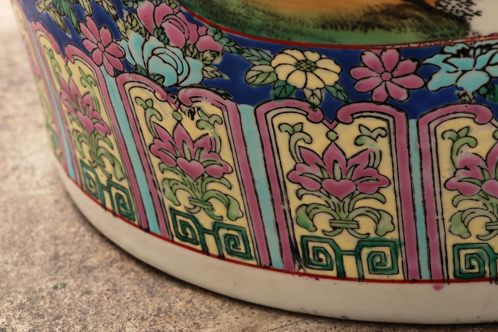 photo vinterior Old Chinese Ceramic Hand Painted Vase