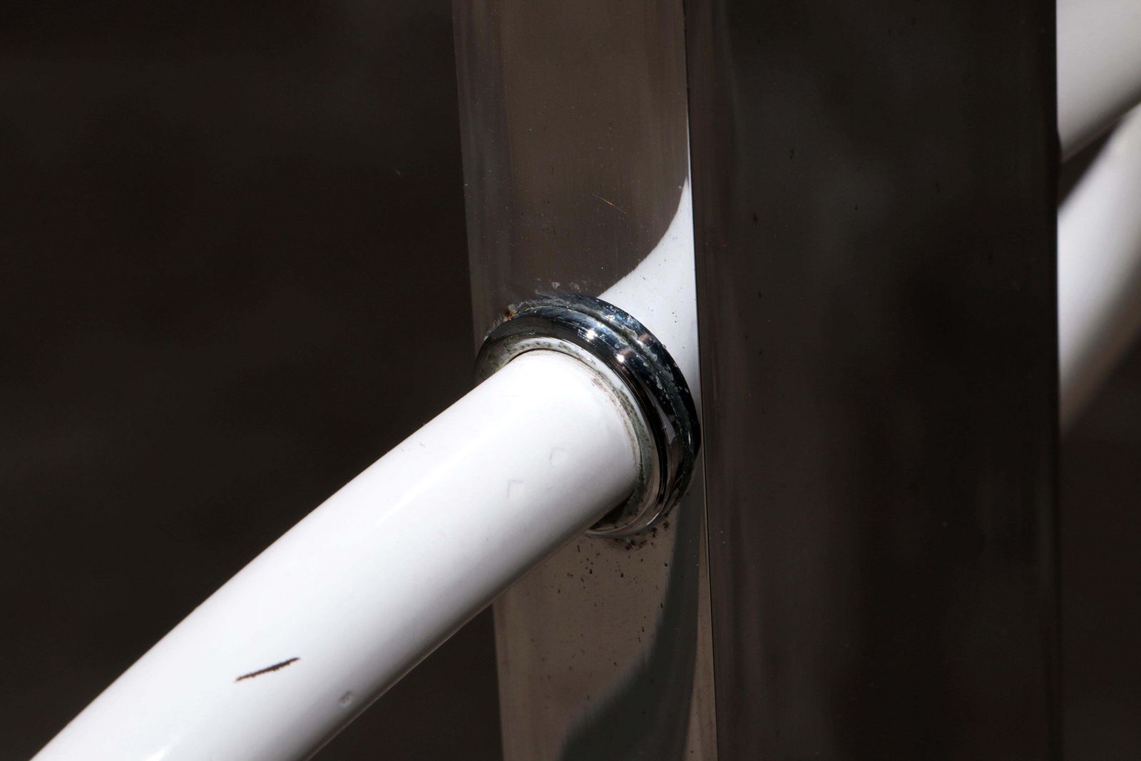 photo vintage Italian Design Coat Rack With White Marble Base And Chrome Uprights, 1970