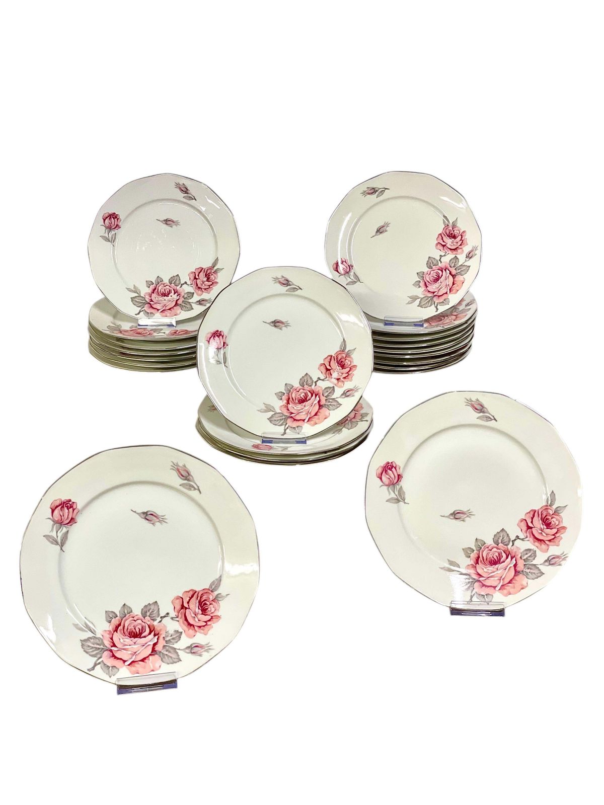 20th Century Limoges Porcelain Set Of 12 Dinner Plates With Roses Motif photo vinterior
