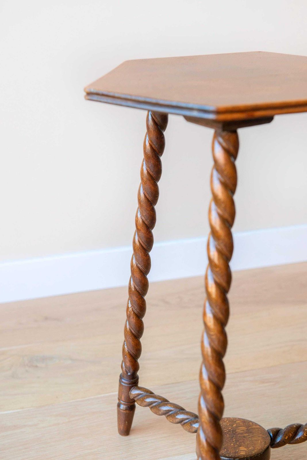 Donkerbruin Bijzettafeltje Met Gedraaide Poten, Antieke Barley Twist Tafel, Zeshoekig Plantenstandaard, Rustieke Boerenkruk, Landelijke Woondecoratie photo vinterior