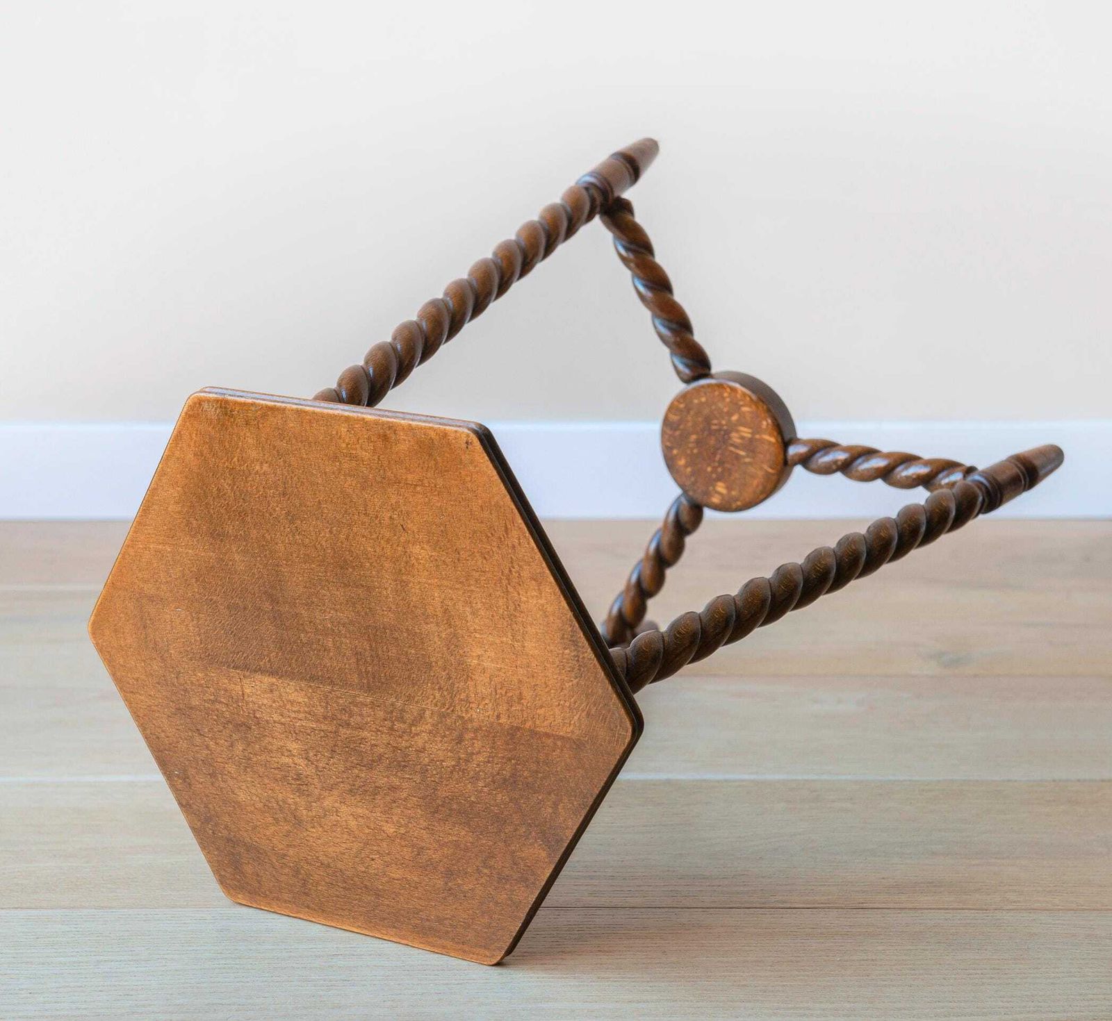 photo furniture Table d'appoint brun foncé à pieds tournés, table d'époque à torsades, présentoir hexagonal pour plantes, tabouret rustique de ferme, décoration campagne