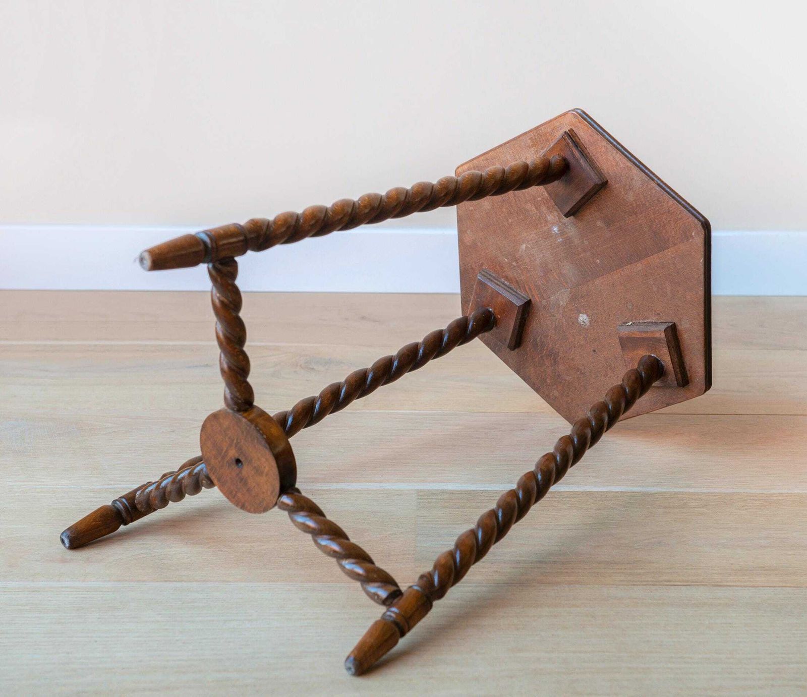 photo for sale Table d'appoint brun foncé à pieds tournés, table d'époque à torsades, présentoir hexagonal pour plantes, tabouret rustique de ferme, décoration campagne