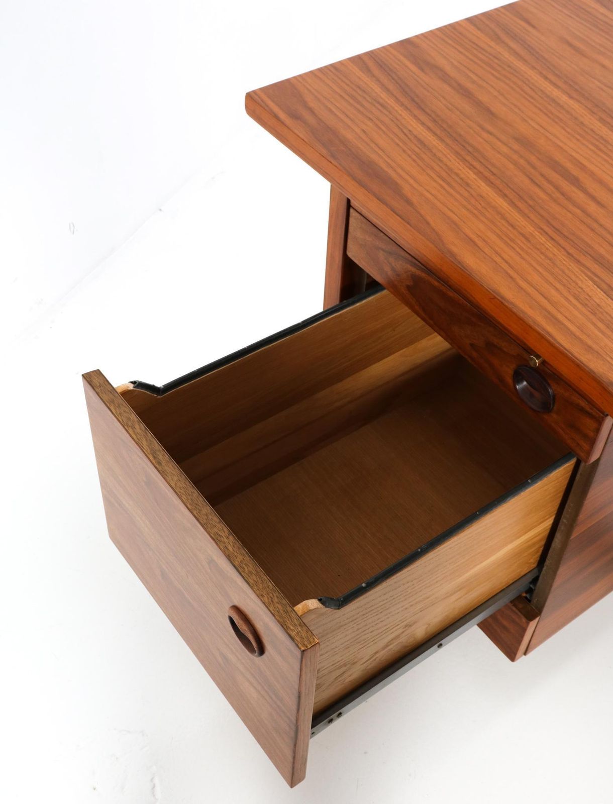 photo vinterior Mid Century Modern Walnut Executive Desk By Edward Wormley For Dunbar, 1950s