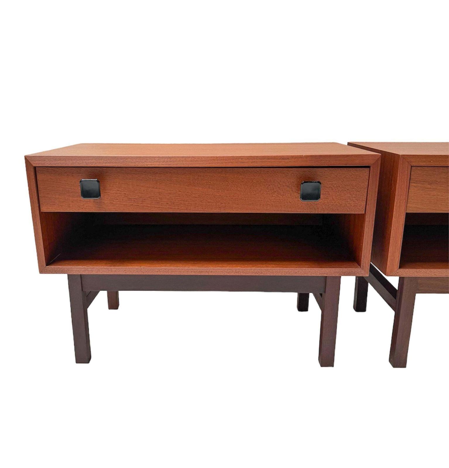 Pair Of Mid Century Modern Nightstands Or Bedside Tables, 1970s photo 840.0