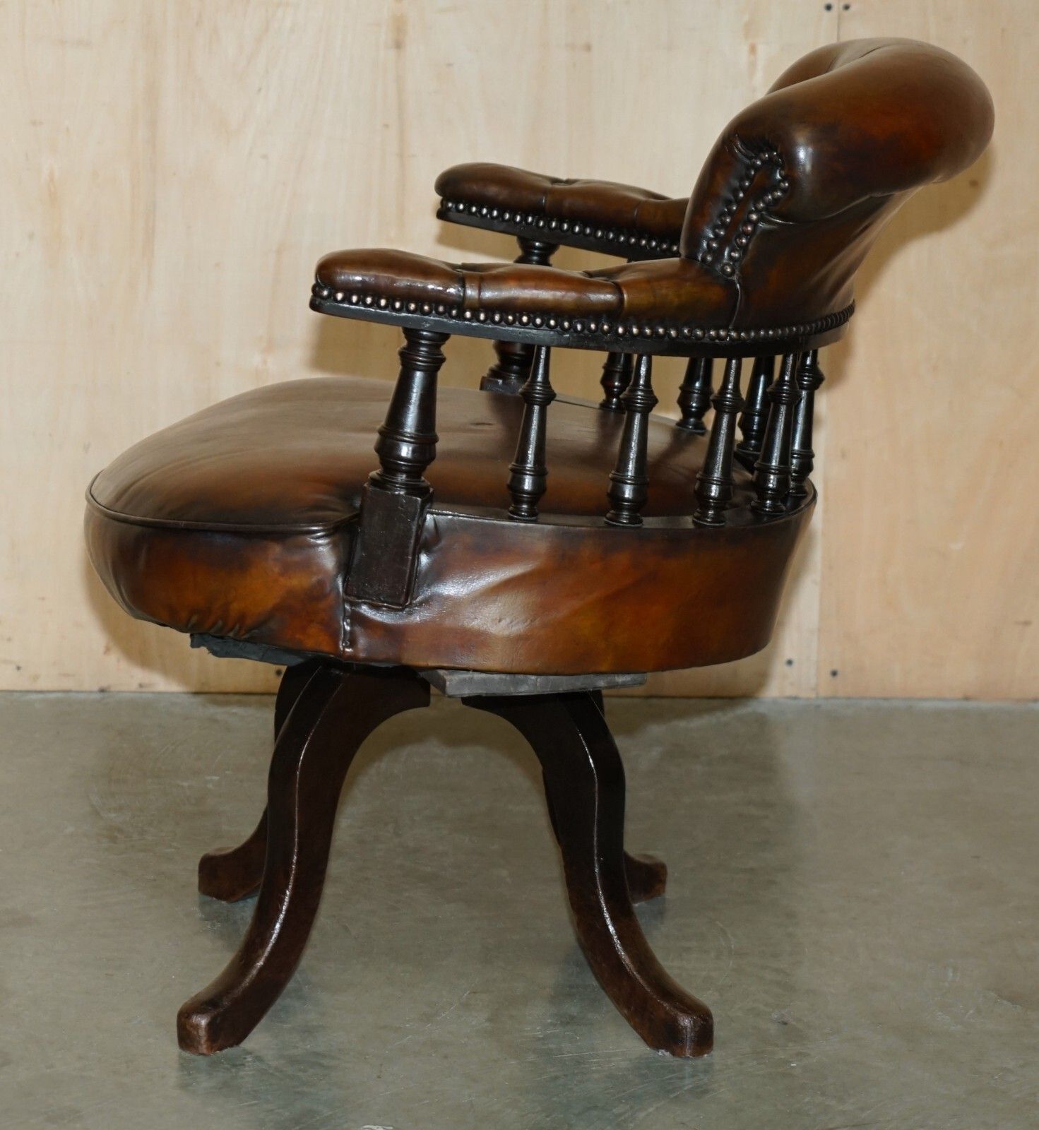 photo vintage Antique Victorian Fully Restored Brown Leather Chesterfield Captains Chair
