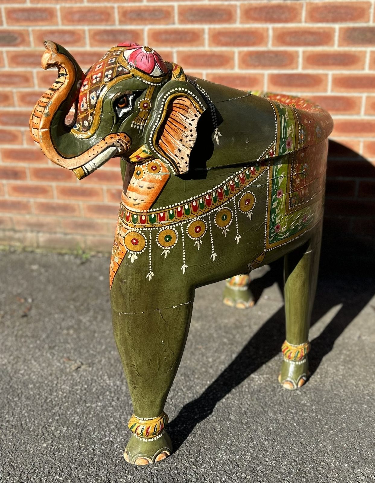 photo vintage Carnival Vintage Unique Indian Hand Painted Folk Art Large Elephant Bench Seat