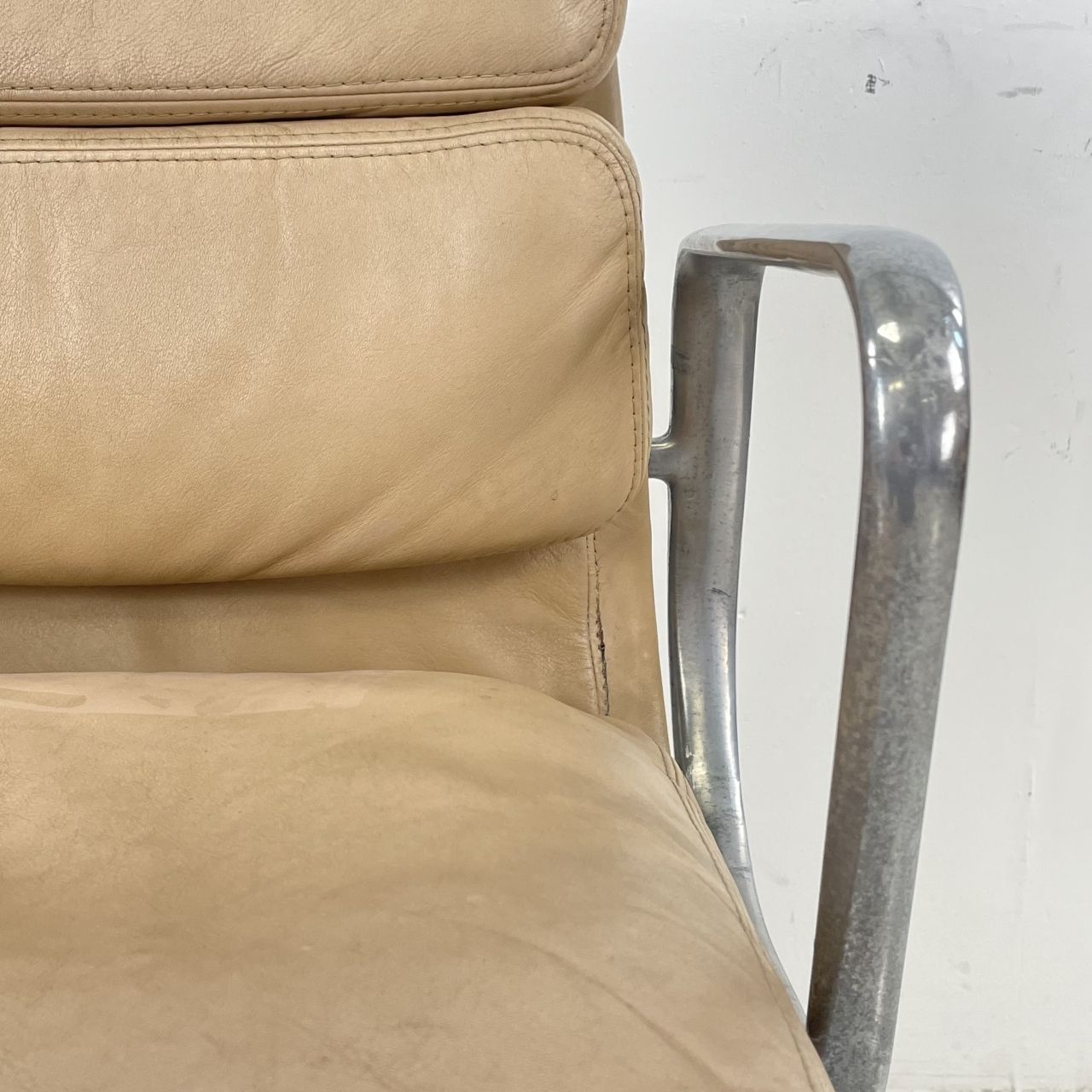 photo furniture Eames Herman Miller Light Brown Camel Leather Soft Pad Group