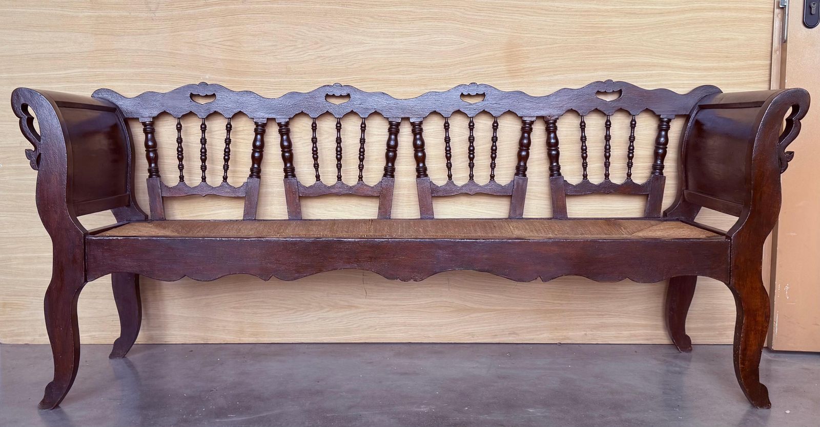 Grand banc catalan en noyer, assise cannée, XXe siècle photo furniture