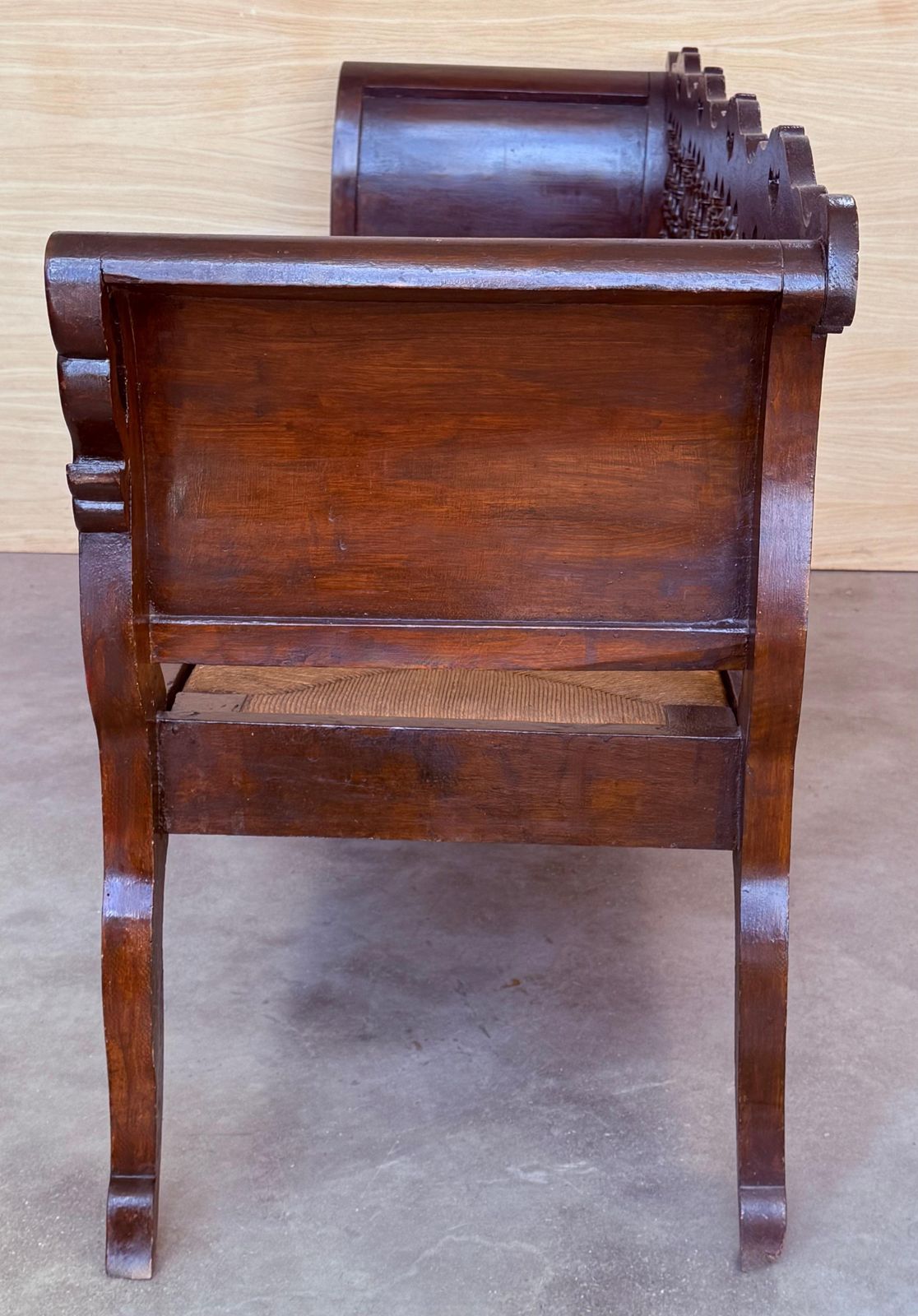 photo for sale Grand banc catalan en noyer, assise cannée, XXe siècle