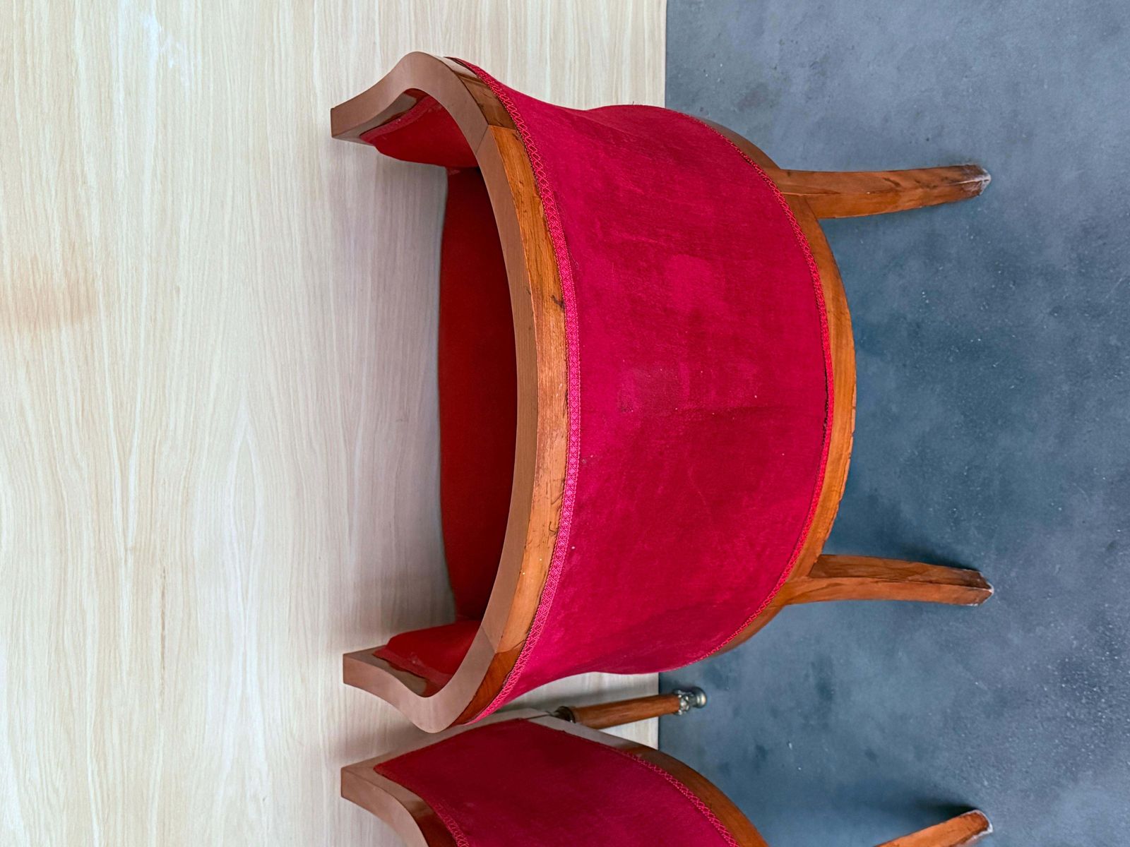 Fauteuils club français en velours rouge photo buy