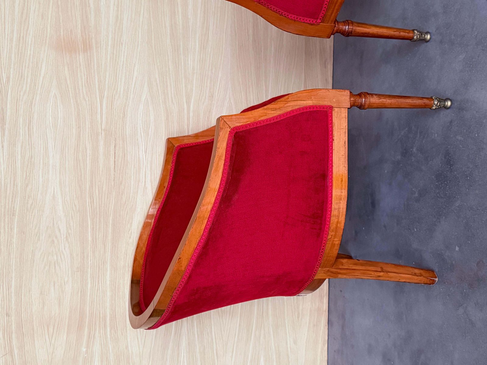 Fauteuils club français en velours rouge photo vintage
