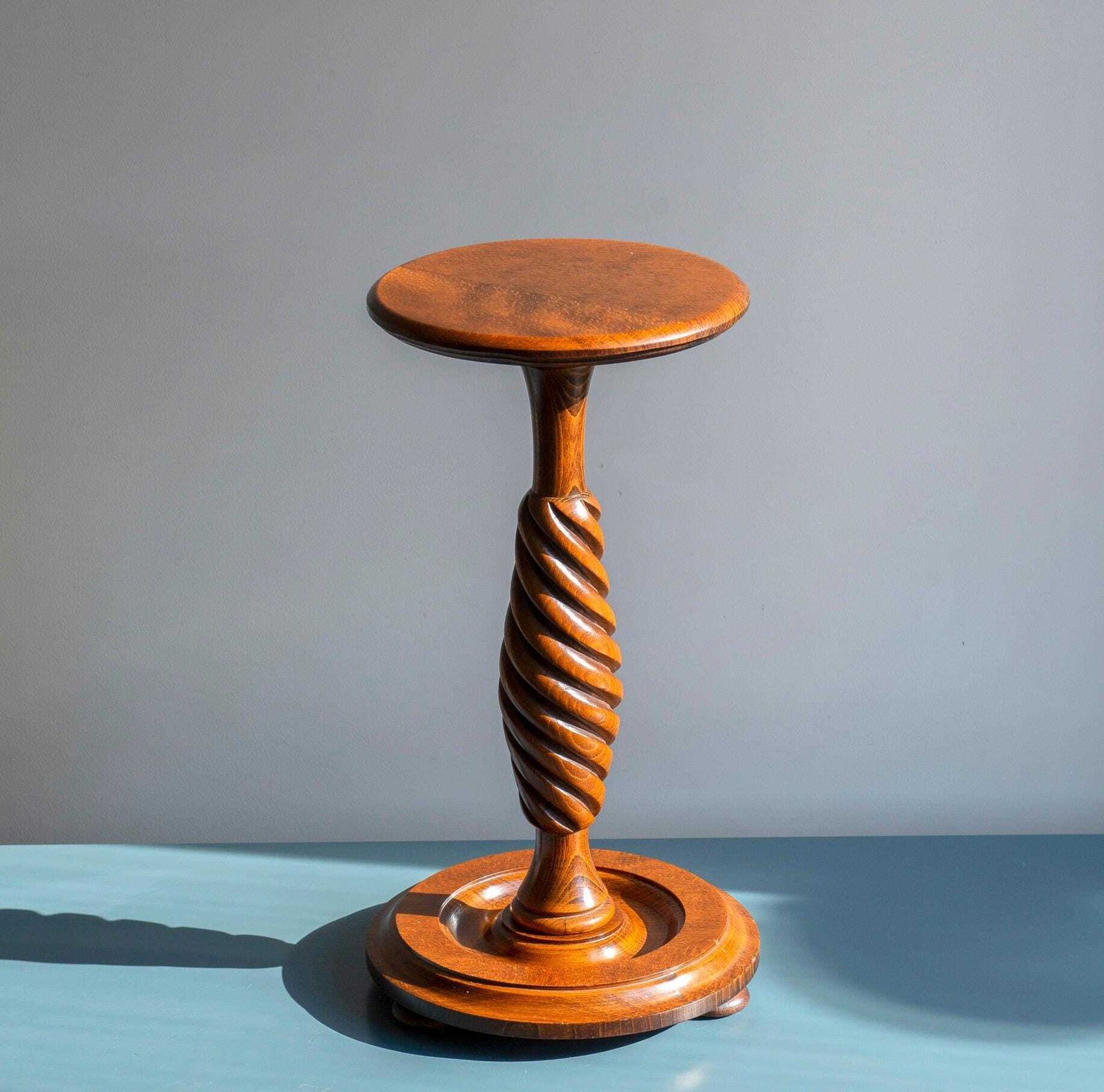 Table à piédestal d'époque à torsades d'orge, table d'appoint en acajou sculptée à la main, guéridon porte-plante, table basse victorienne haute photo furniture