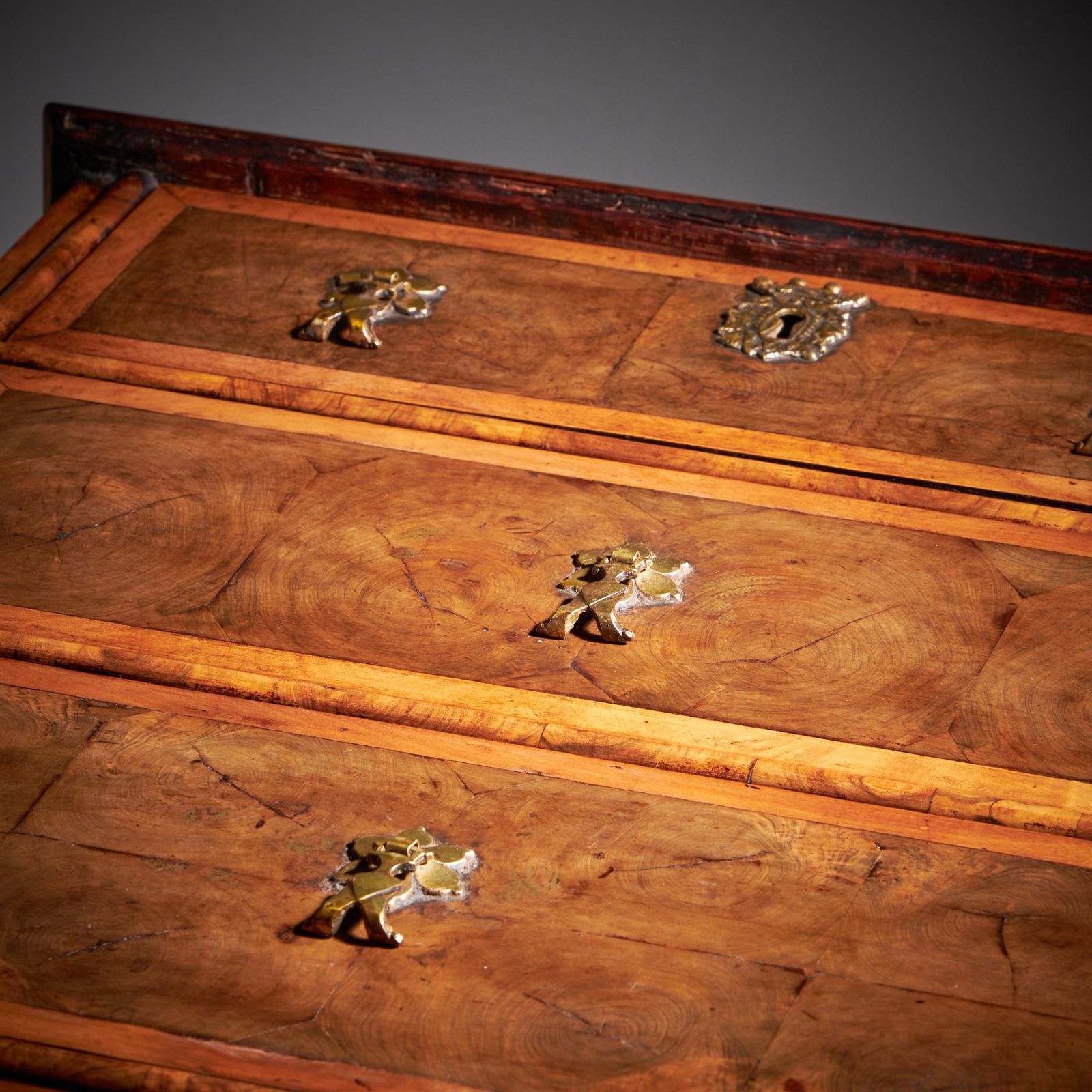 photo vintage 17th Century William And Mary Blond Olive Oyster Chest Of Drawers, Circa 1690