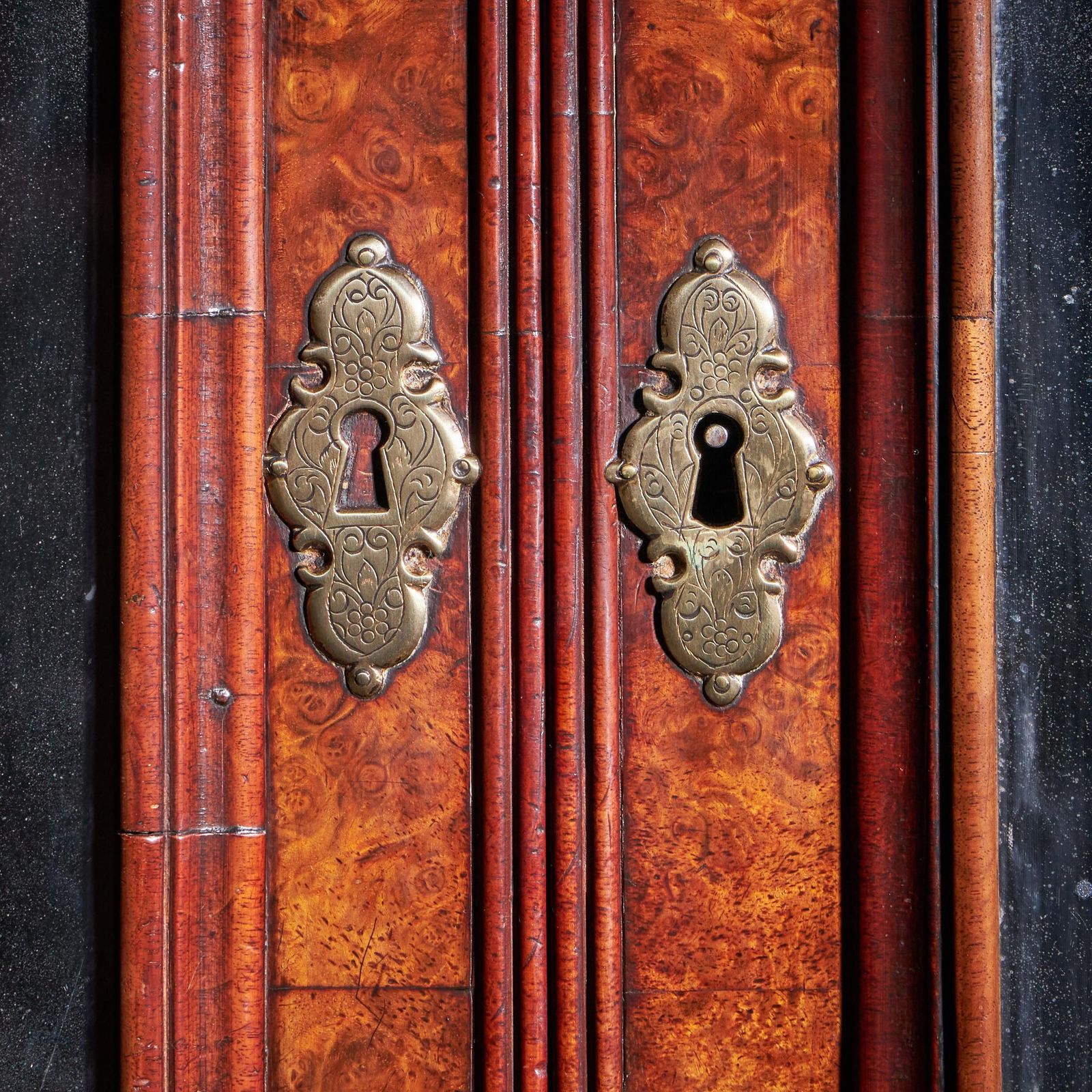 photo vinterior 18th Century Queen Anne Burr Walnut Mirrored Cabinet On Chest, Circa 1705 1715