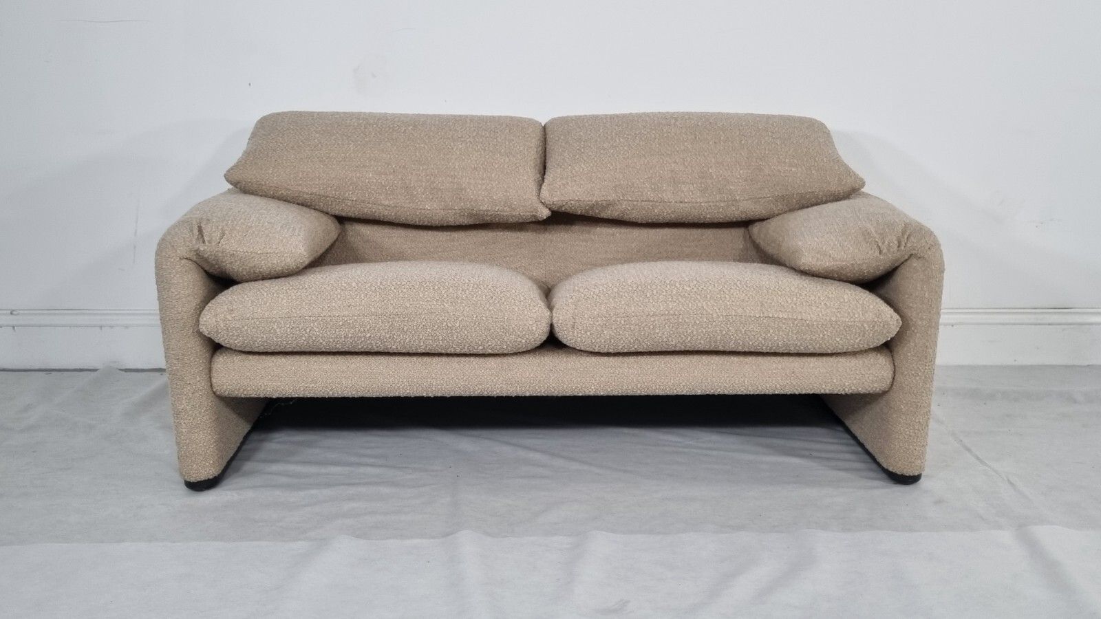 Cassina Maralunga 2 Seater In Honey Boucle In Excellent Condition photo furniture