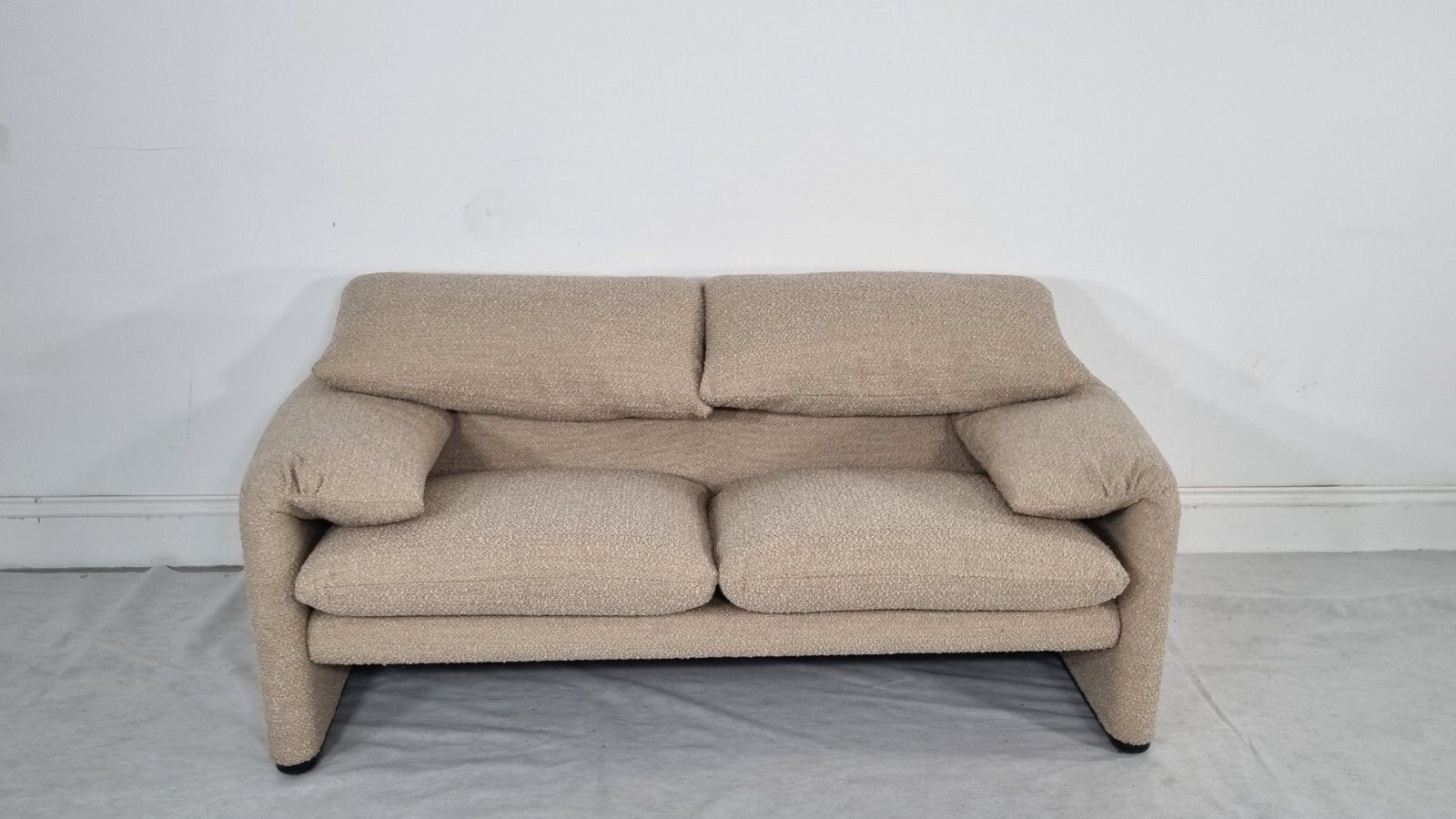 Cassina Maralunga 2 Seater In Honey Boucle In Excellent Condition photo Furniture