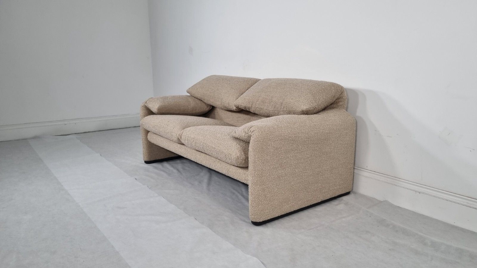 Cassina Maralunga 2 Seater In Honey Boucle In Excellent Condition photo vinterior