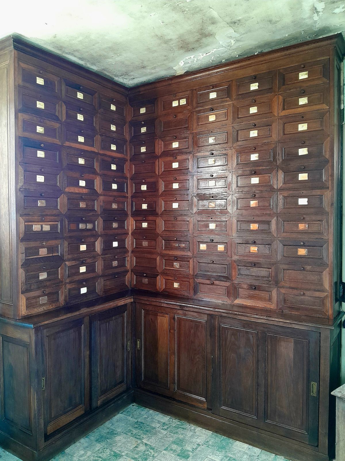 Antique French Apothecary Cabinet photo vinterior