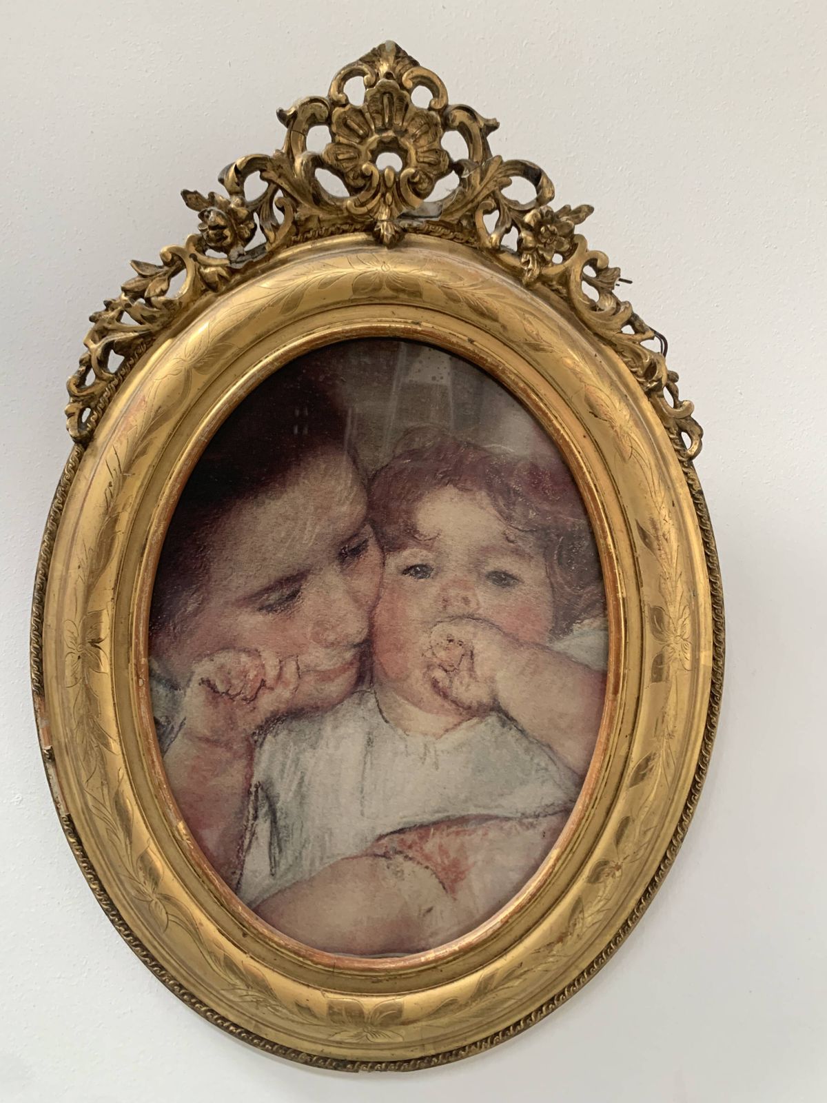 Oval Frame With Pediment In Wood And Gilded Plaster, 19th Century photo furniture
