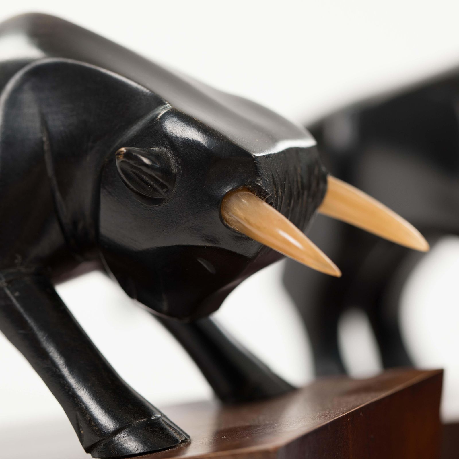 photo vinterior Pair Of French Cubistic Art Déco Bookends In Ebony Horn, Signed By Hand 1920s