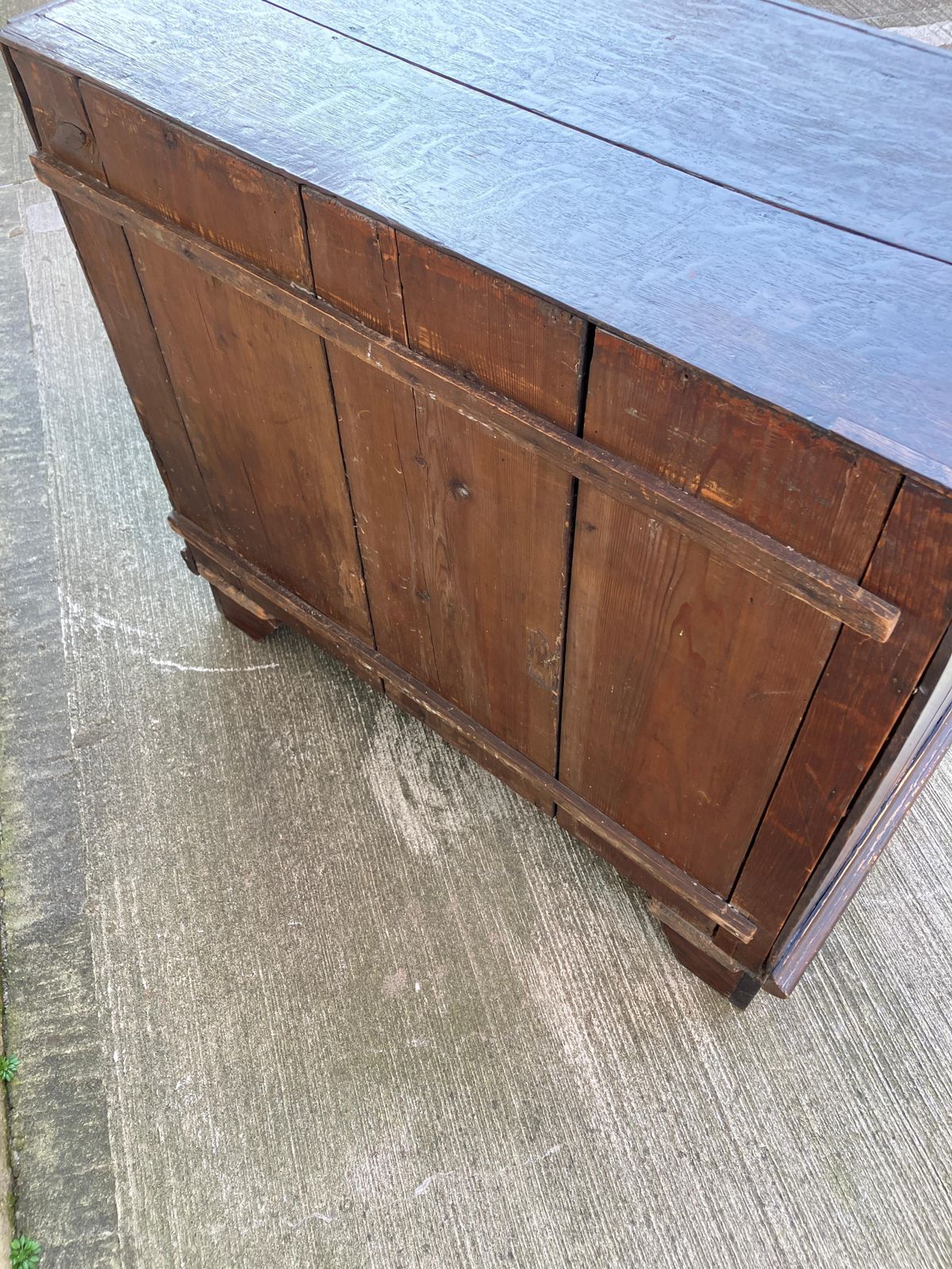 photo vintage English Antique Chest Of Drawers In Oak
