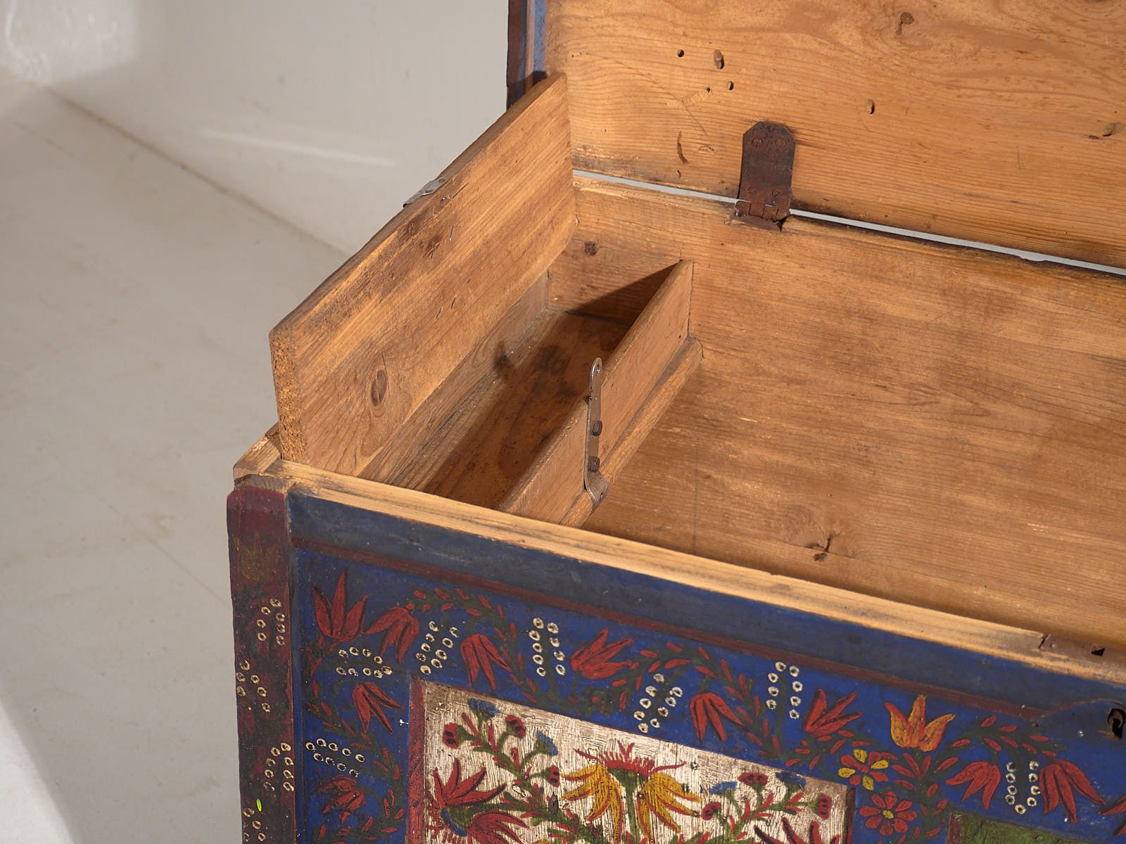 photo furniture Antique Blue Trunk With Hand Painted Floral Details (C.1870) #2