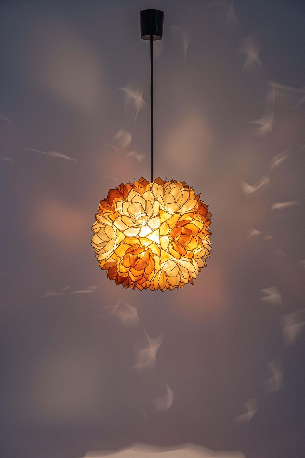 Verlichting 1 Van 2 Capiz Schelpen Lotusvorm Hanglamp, Duitsland, Jaren 1960 photo