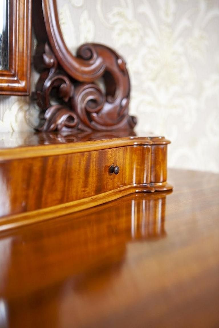 photo furniture Elegant Mahogany Vanity Table In Light Brown From The Late 19th Century