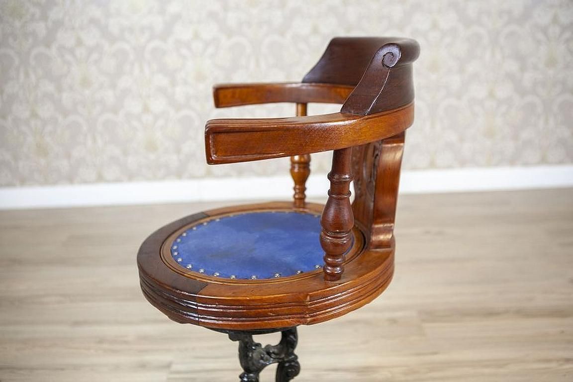photo furniture Captain Armchair Early 20th Century Wooden Desk Chair With Soft Seat