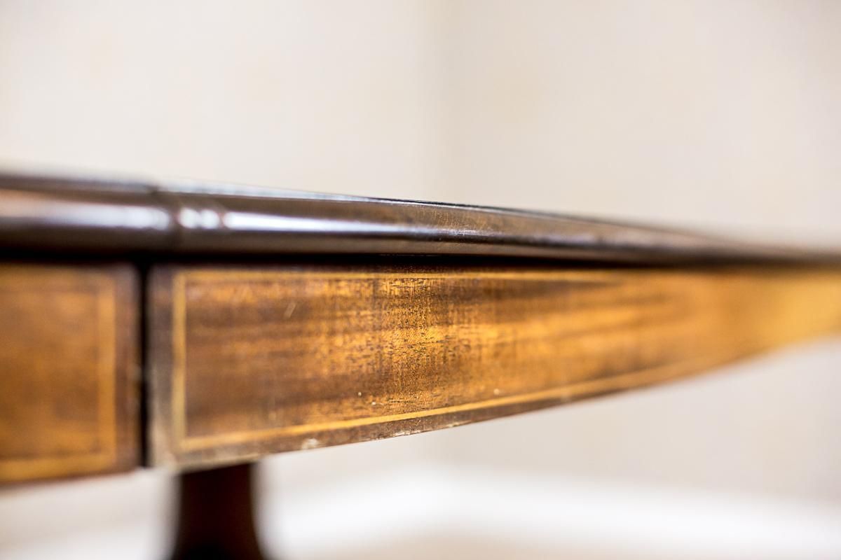 photo vintage English, Extendable Dining Table Veneered With Mahogany, Circa 1920