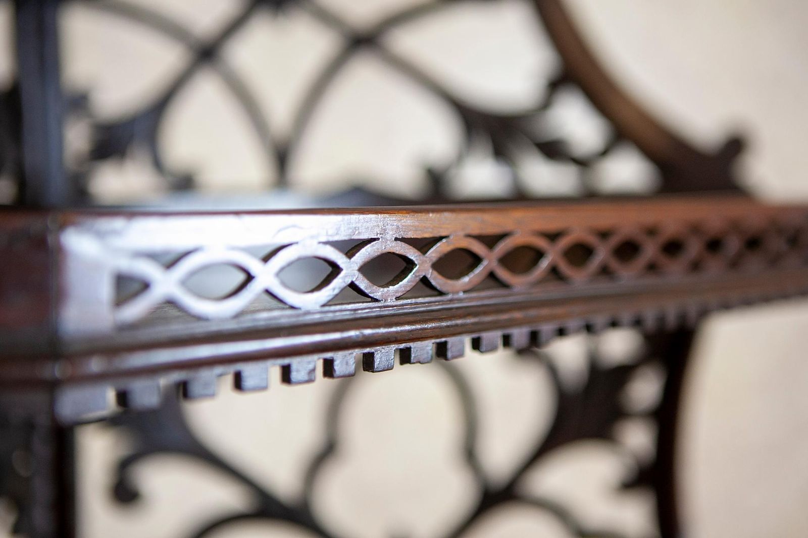 Mahogany Corner Cabinet/étagère From The Early 20th Century With Openwork Sides photo vinterior