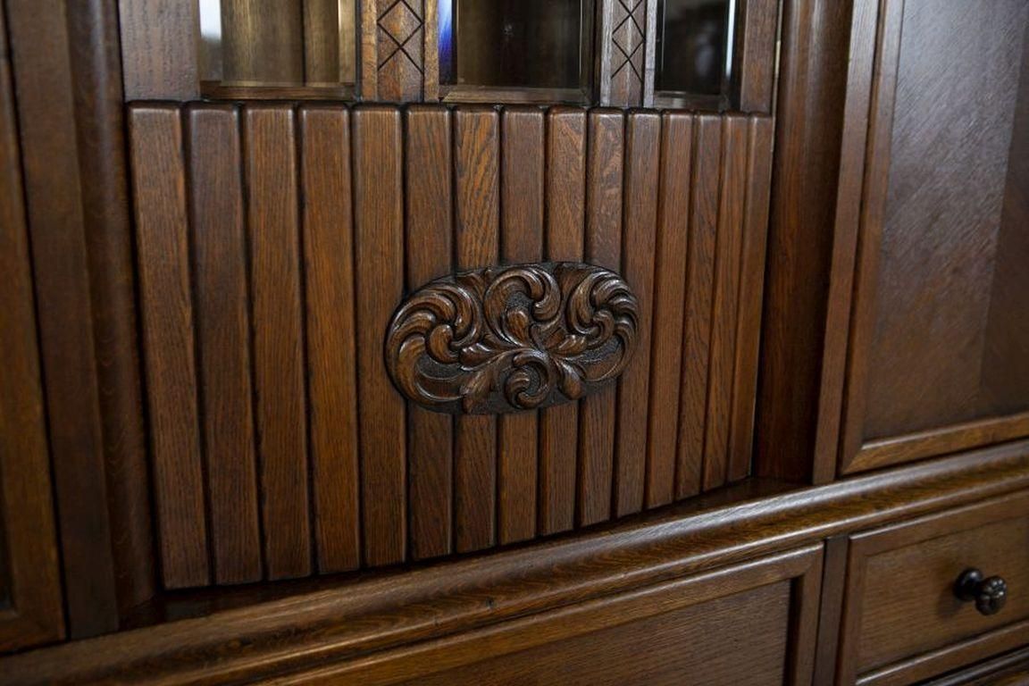 photo furniture Oak Bookcase From The 1930s In Brown